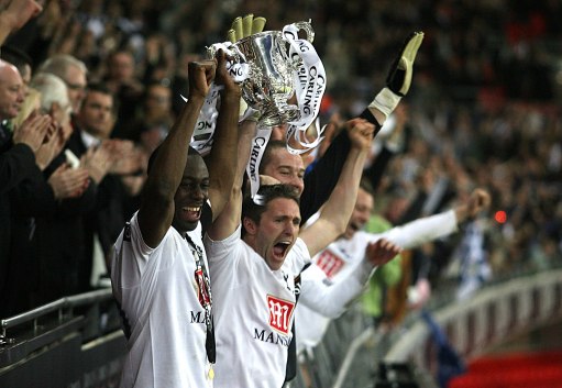 王鹤棣见老师落泪后调皮盖帽（老师落泪后，王鹤棣顽皮来个盖帽）