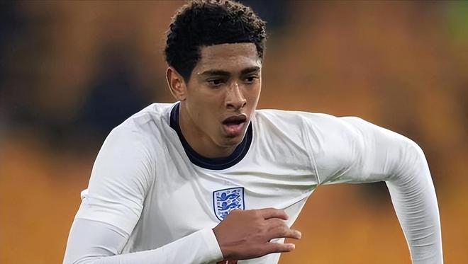 雪上飞驰，心向苍穹——滑雪运动的激情与蜕变（踏雪飞扬，志逐云天——滑雪的燃情与蜕变）