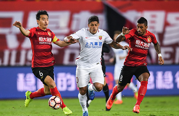 记者：舍瓦利耶因脚踝肿胀无法随队训练，能否出战雷恩存疑（舍瓦利耶脚踝肿胀缺席合练，出战雷恩成疑）