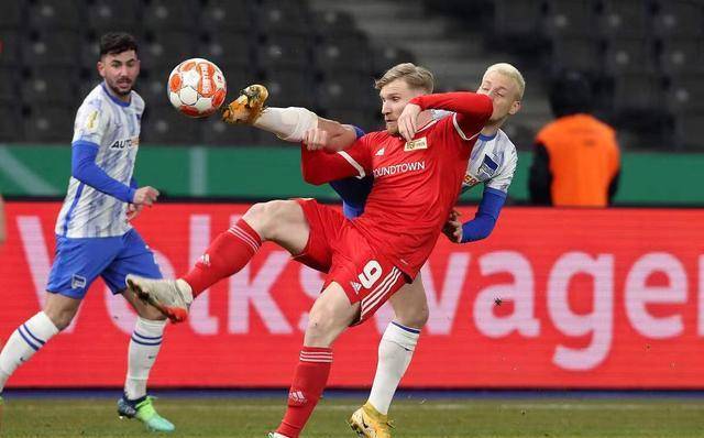 都体：米兰在关注布雷斯特左闸洛科，他是本赛季法甲抢断王（都灵体育报：米兰盯上布雷斯特左后卫洛科，后者领跑本季法甲抢断榜）