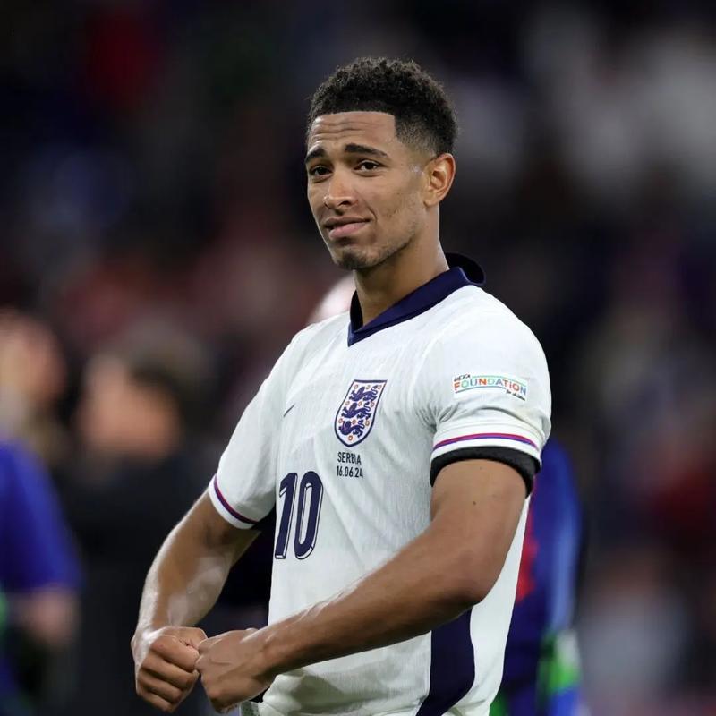 前法国国脚：支持本泽马重返国家队，希望看到他踢九号位（前法国国脚力挺本泽马回归国家队，盼其出任9号中锋）