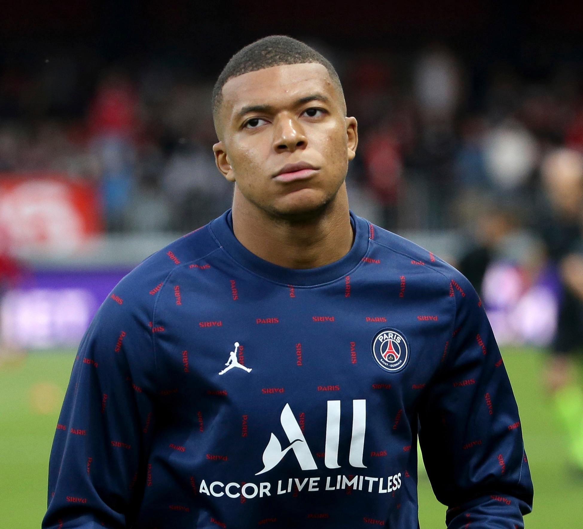 陷入窘境！曾凡博赛后独自离场，一分钟没上被裁也要跟队回美国（曾凡博赛后默然离场：全场未登场，被裁仍随队返美）