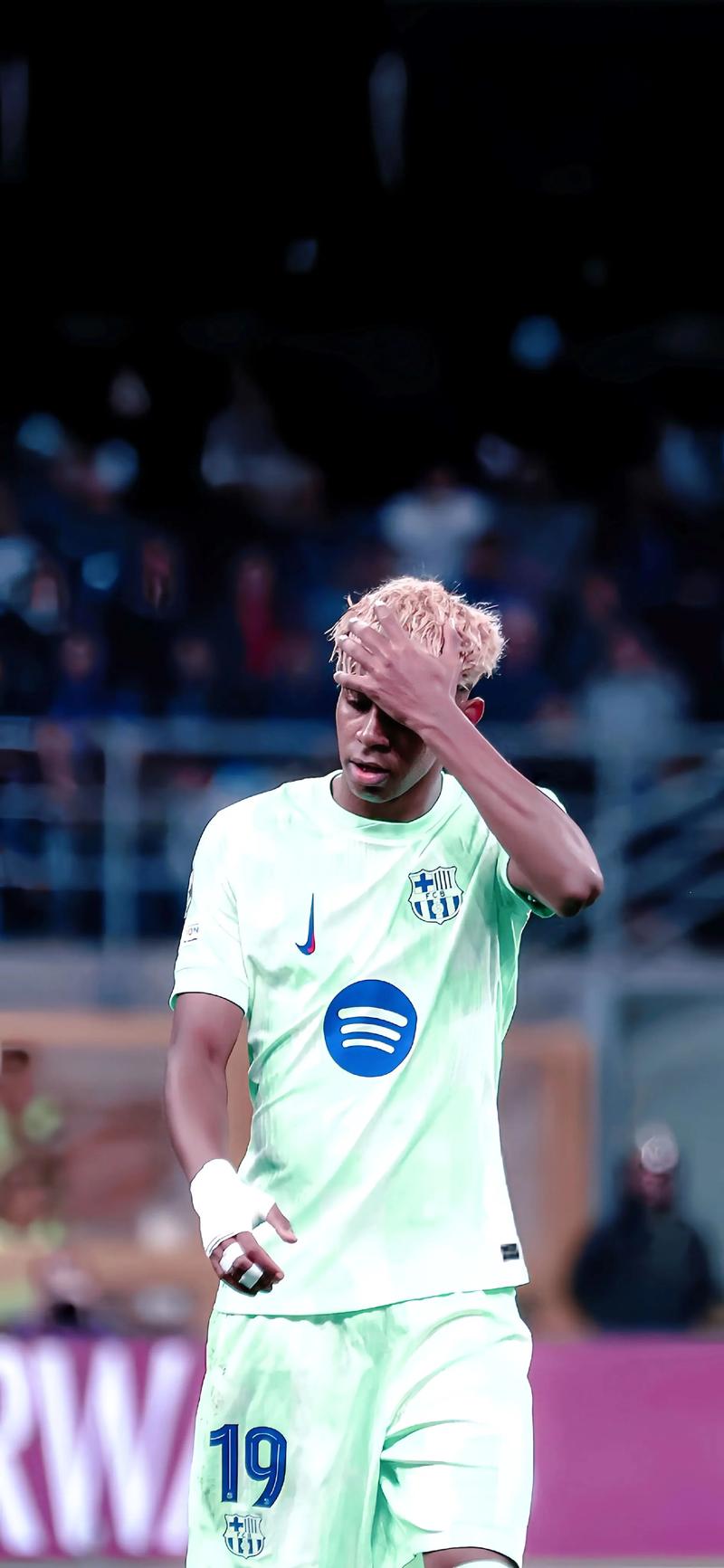 躺着进球，热那亚前锋科隆博在倒地情况下一脚完成破门（倒地卧射破门，热那亚前锋科隆博一脚建功）