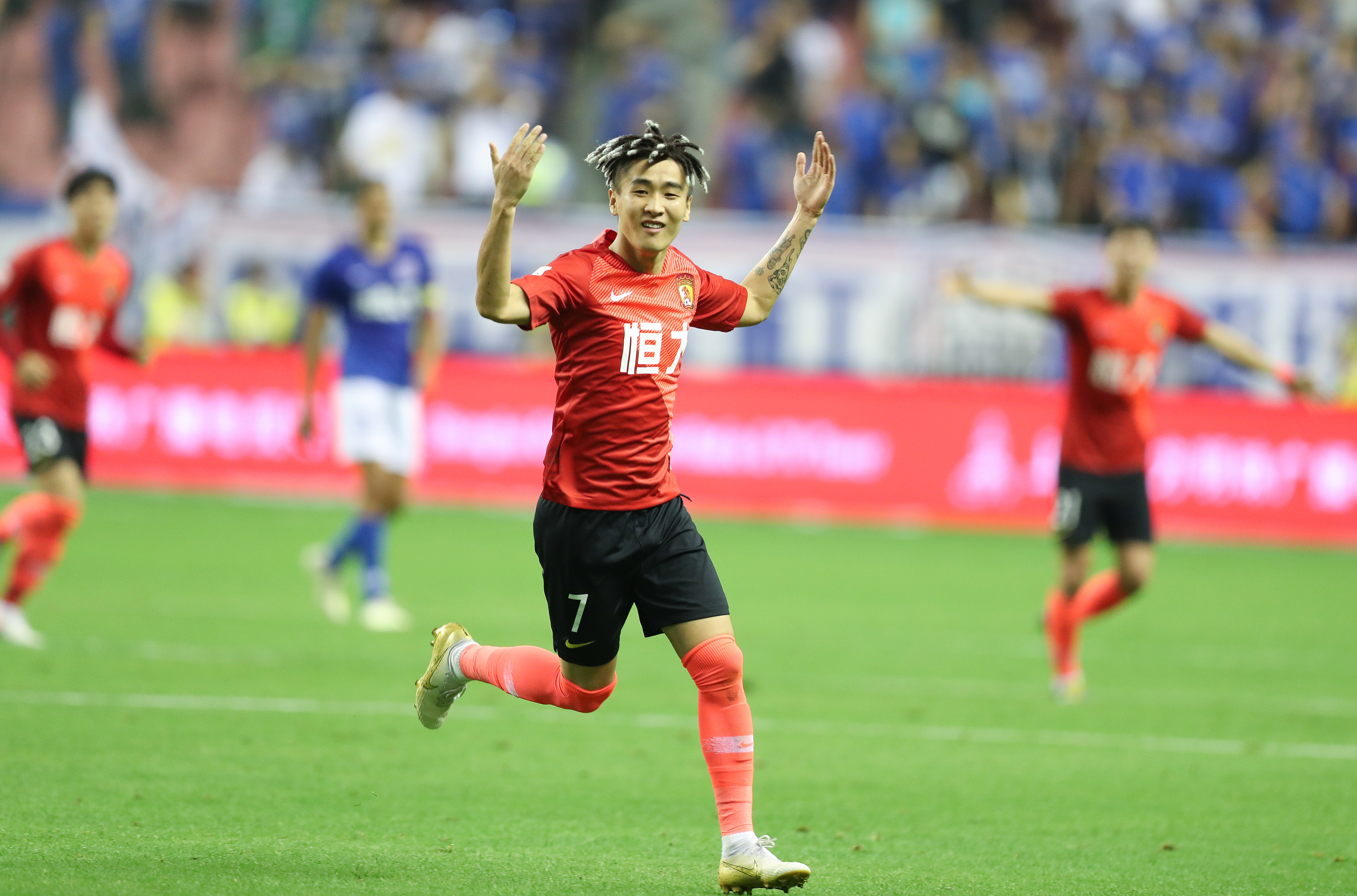 雪飞天逆转绝杀！苏翊鸣卫冕单板滑雪大跳台冠军（苏翊鸣上演雪飞天逆转绝杀，成功卫冕单板滑雪大跳台冠军）